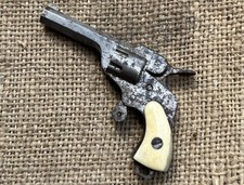Mini revolver ancien d'occasion  Château-l'Évêque