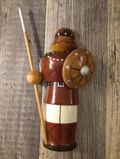 Viking com lança de madeira 8 polegadas 9 com lança pendurada na parede. Chapéu escudo comprar usado Viking com lança de madeira 8 polegadas 9 com lança pendurada na parede. Chapéu escudo comprar usado  Enviando para Brazil