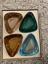 Cinzeiros de vidro coloridos meados do século, quatro cores diferentes quatro formas semelhantes conjunto comprar usado  Enviando para Brazil