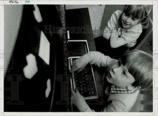 1982 Press Photo Um menino joga jogo de computador como uma menina relógios comprar usado  Enviando para Brazil