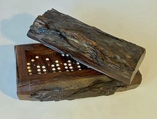 Dominó esculpido à mão em madeira conjunto de 28 azulejos estojo de madeira rústico completo bom! comprar usado  Enviando para Brazil