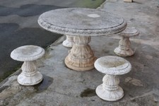 Tavolo quattro sgabelli usato  Frugarolo