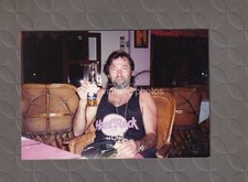 Usado, Fotografia colorida vintage original homem posando com cerveja C2208 comprar usado  Enviando para Brazil
