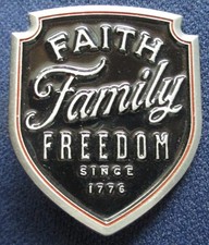 EDC PERIGOSO, MAS BOM ESCUDO ESMALTADO "FÉ FAMÍLIA LIBERDADE" comprar usado EDC PERIGOSO, MAS BOM ESCUDO ESMALTADO "FÉ FAMÍLIA LIBERDADE" comprar usado  Enviando para Brazil