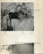 Press Photo John Cofer demonstra na frente de um microfone - sax24628 comprar usado  Enviando para Brazil