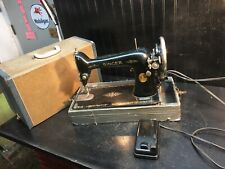 ANTIGA MÁQUINA DE COSTURA DE FERRO FUNDIDO SINGER 1900, PEDAL E CAIXA DE TRANSPORTE comprar usado  Enviando para Brazil