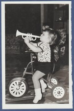 Lindo menino anda de bicicleta infantil e toca trompete. Foto vintage da URSS, usado comprar usado  Enviando para Brazil