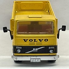 Caminhão Siku Volvo #2517 F12 Turbo 6 Flatbed com paredes raras em colapso, W. Alemanha comprar usado  Enviando para Brazil