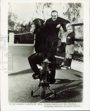 1963 Press Photo Prince Rainier e seus filhos assistem chimpanzé em uma bicicleta comprar usado  Enviando para Brazil