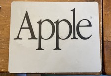 Mouse Pad Apple Vintage Logotipo Tipo Garamond Original com Superfície de Revestimento Plástico, usado comprar usado  Enviando para Brazil