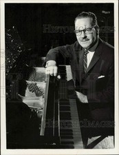 1963 Press Photo John Steinway senta-se no piano Steinway - lra93108 comprar usado  Enviando para Brazil