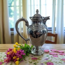 élégante verseuse piédouche d'occasion élégante verseuse piédouche d'occasion  Saint-Trojan-les-Bains