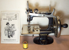 1914~SINGER~BRINQUEDO DE MÁQUINA DE COSTURA MODELO ANTIGO 20 com 8 RAIOS, LINHA, INSTRUÇÕES comprar usado  Enviando para Brazil