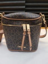 Usado, Bolsa tiracolo Calvin Klein marrom assinatura com zíper  comprar usado  Enviando para Brazil