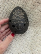 Antigo instrumento musical de cerâmica queimada lótus 8 furos Ocarina argila preta Xun comprar usado Antigo instrumento musical de cerâmica queimada lótus 8 furos Ocarina argila preta Xun comprar usado  Enviando para Brazil