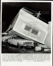 Usado, 1965 Press Photo Wind Topples Mobile Home & Crushes Cars, Kalamazoo - kfa51306 comprar usado  Enviando para Brazil