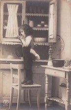 Bambina ...in cucina usato  Roma