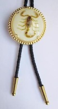 GRAVATA BOLO WESTERN RODEIO ANIMAL RODEIO REDONDO COWBOY BOLOTIE ESCORPIÃO BRANCO E DOURADO comprar usado  Enviando para Brazil