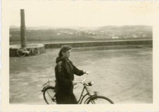 Foto vintage em preto e branco mulher andando de bicicleta na rua menina e bicicleta 82, usado comprar usado  Enviando para Brazil