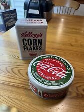 Duas latas de lata repro Coca-Cola e Kellogg flocos de milho amassados comprar usado  Enviando para Brazil