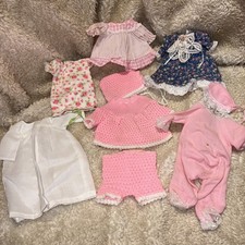 Lote de 6 Roupas Menores de Boneca Bebê, Vestido, Uma Peça, Boné, Roupas comprar usado  Enviando para Brazil