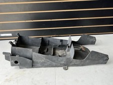 1998-1999 YAMAHA YZF R1 FABRICANTE DE EQUIPAMENTO ORIGINAL TRASEIRA CAUDA UNDERTAIL BANDEJA DE BATERIA DE PLÁSTICO, usado comprar usado  Enviando para Brazil