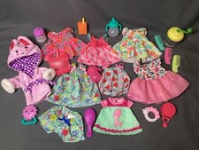 Lote de acessórios para roupas de boneca Baby Alive vestidos garrafas chocalhos misturador suco babador comprar usado  Enviando para Brazil