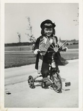 Foto: 1947 menina em triciclo com bandeiras americanas WU-D10-0197 comprar usado  Enviando para Brazil