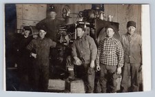 Postal RPPC Fotografía Grupo de Hombres Posando Frente de Maquinaria Industrial c1918 segunda mano  Embacar hacia Mexico