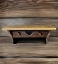 Prateleira de parede de madeira vintage pequena com corte de coração e postes de fixação 8” x 3,25” x 2,75” comprar usado  Enviando para Brazil