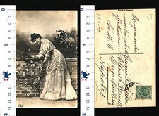 Giovane donna con usato  Italia