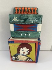 MUITO RARO VERDE Vintage pequeno brinquedo acordeão - Novo Estado Original Com Caixa comprar usado MUITO RARO VERDE Vintage pequeno brinquedo acordeão - Novo Estado Original Com Caixa comprar usado  Enviando para Brazil