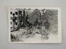 Usado, Fotografia instantânea vintage cena de brigada de trabalhadores canteiro de obras comprar usado  Enviando para Brazil