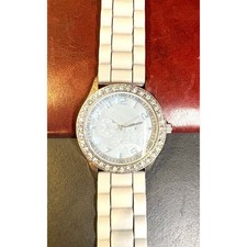 Relógio feminino Darice tom prata 40 mm, detalhes em cristal, rosto cinza e pulseira comprar usado Relógio feminino Darice tom prata 40 mm, detalhes em cristal, rosto cinza e pulseira comprar usado  Enviando para Brazil