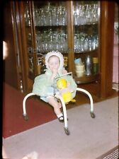 1969 ADORÁVEL BEBÊ MENINA USANDO CAPÔ NO ANDADOR Meia Moldura Slide comprar usado  Enviando para Brazil