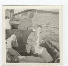 Foto vintage soldado segurando câmera no barco homem Wannsee Alemanha década de 1950 R12 comprar usado  Enviando para Brazil