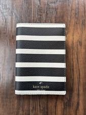 Nuevo soporte para pasaporte Kate Spade rayas blancas y negras forro negro segunda mano  Embacar hacia Mexico