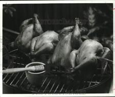 1976 Press Photo Churrasqueira Frango em Cuspe Sobre Grelha de Carvão - hpa14578 comprar usado  Enviando para Brazil