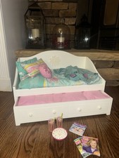Usado, Boneca American Girl rodízio cama dia dos sonhos com travesseiros de cama e mesa de cabeceira aposentada comprar usado  Enviando para Brazil