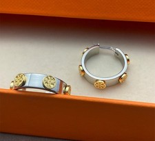Brincos de argola com logotipo Milgrain folheados a Tory Burch na cor combinada 💛🤍2,2cm comprar usado  Enviando para Brazil
