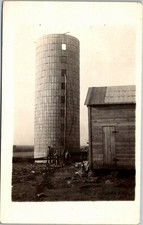Usado, Cartão postal foto real RPPC fazenda silo e galpão com trabalhadores início dos anos 1900 cena rural comprar usado  Enviando para Brazil