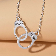 Collana con manette usato  Velletri