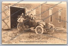 Cartão postal antigo RPPC masculino carro a motor celeiro foto real  comprar usado  Enviando para Brazil