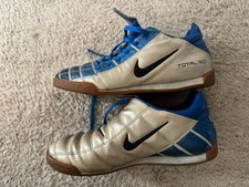 Chaussures total nike d'occasion  Raismes