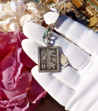Old keychain featuring d'occasion  Expédié en Belgium