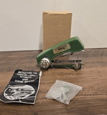 Usado, MÁQUINA DE COSTURA MANUAL AUTOMÁTICA VINTAGE SUN EM VERDE COM CAIXA E INSTRUÇÕES comprar usado  Enviando para Brazil