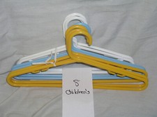 Cabides de roupas. Infantil, variedade de plástico em 3 cores.  8 unidades, usado comprar usado  Enviando para Brazil