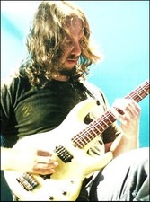 John Petrucci no palco com sua guitarra Ernie Ball Music Man foto pin-up 8 x 11 comprar usado  Enviando para Brazil
