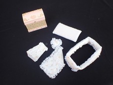 Usado, Antiga casa de bonecas miniatura 1:12 caixa de brinquedos + roupa de cama berço artesanal ASSINADA Anne Haig #4 comprar usado  Enviando para Brazil