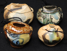 CONJUNTO DE 4 frascos de sementes pendurados de cerâmica artesanal em miniatura, 1"-1.75" assinado JD comprar usado  Enviando para Brazil